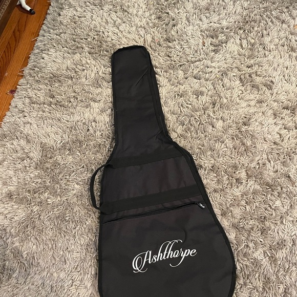 Guitar Case - Picture 3 of 7